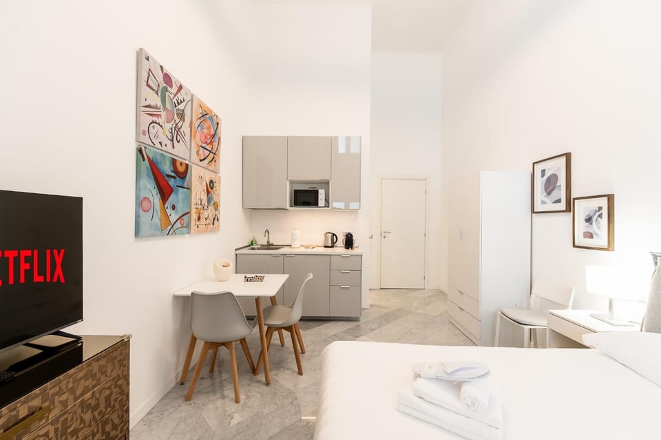 Bed, TV and multimedia, Kitchen or kitchenette, Photo of the whole room, Dining area, Bedroom, towels