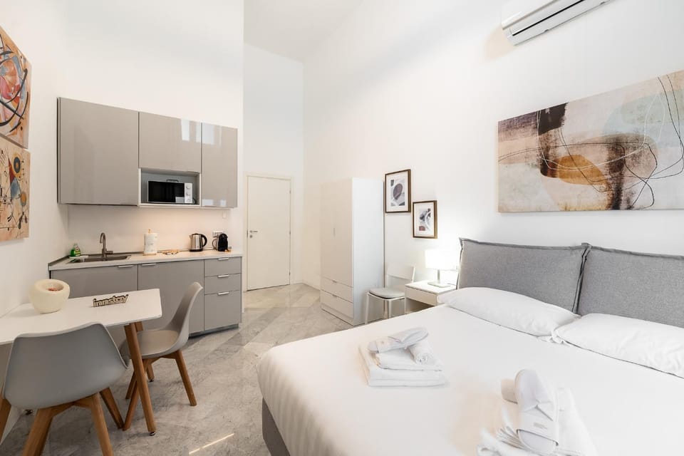 Bed, Kitchen or kitchenette, Living room, Photo of the whole room, Seating area, Dining area, Bedroom, stove, towels, air conditioner