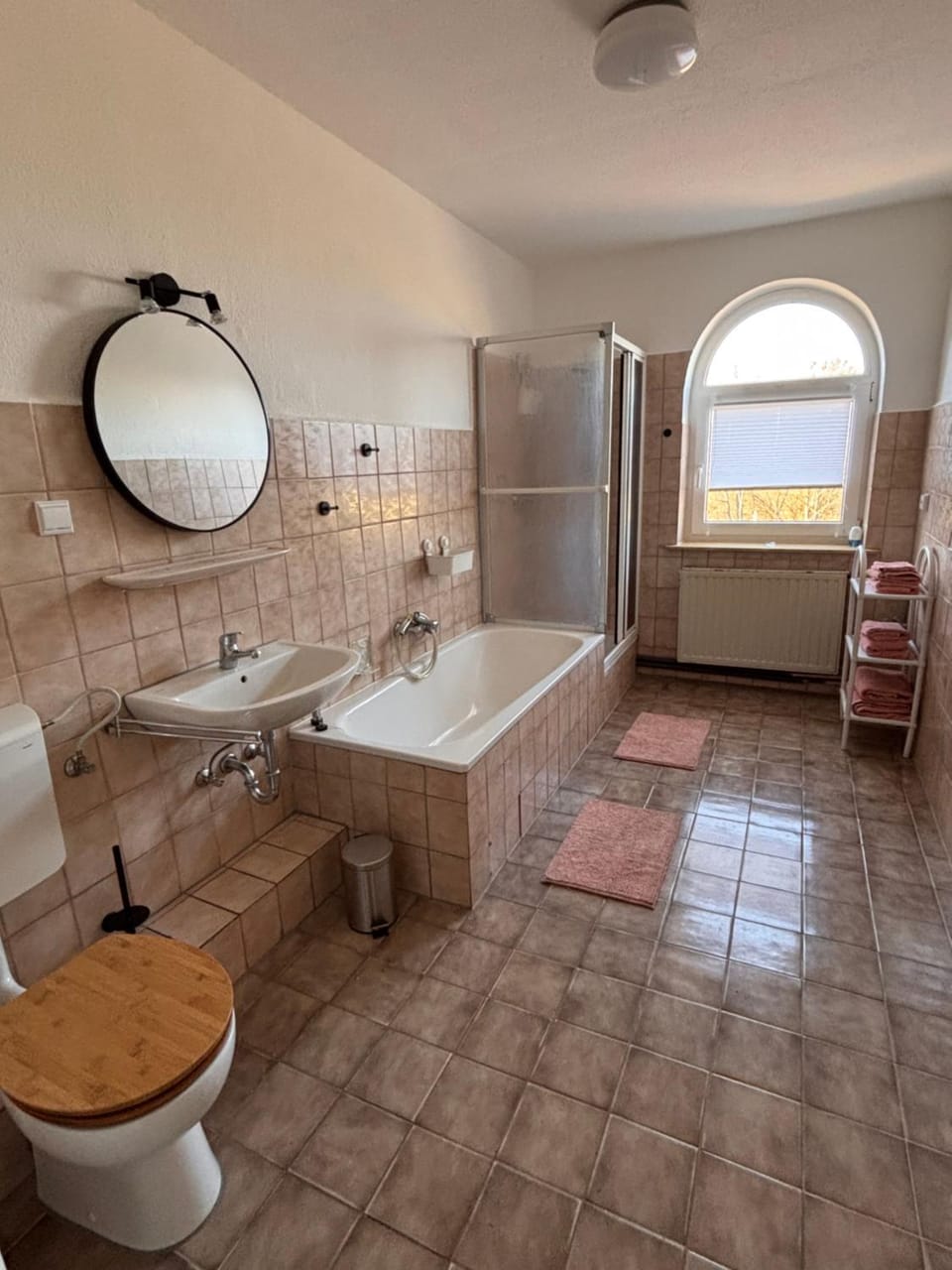 Shower, Toilet, Bathroom, Bath, towels