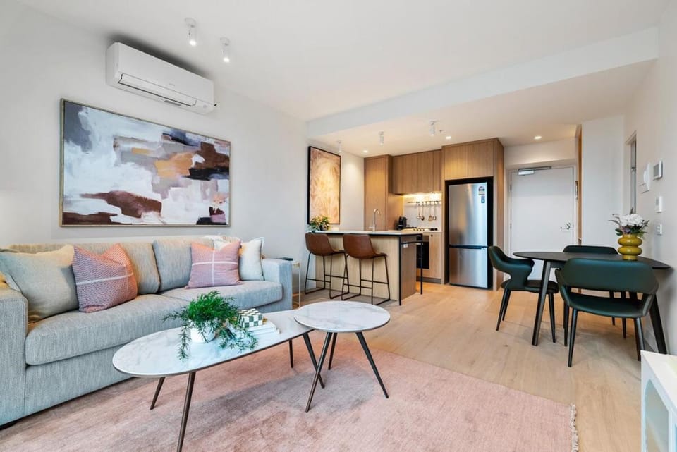 The Queens Bridge Boutique Designer Suite Apartment in Southbank