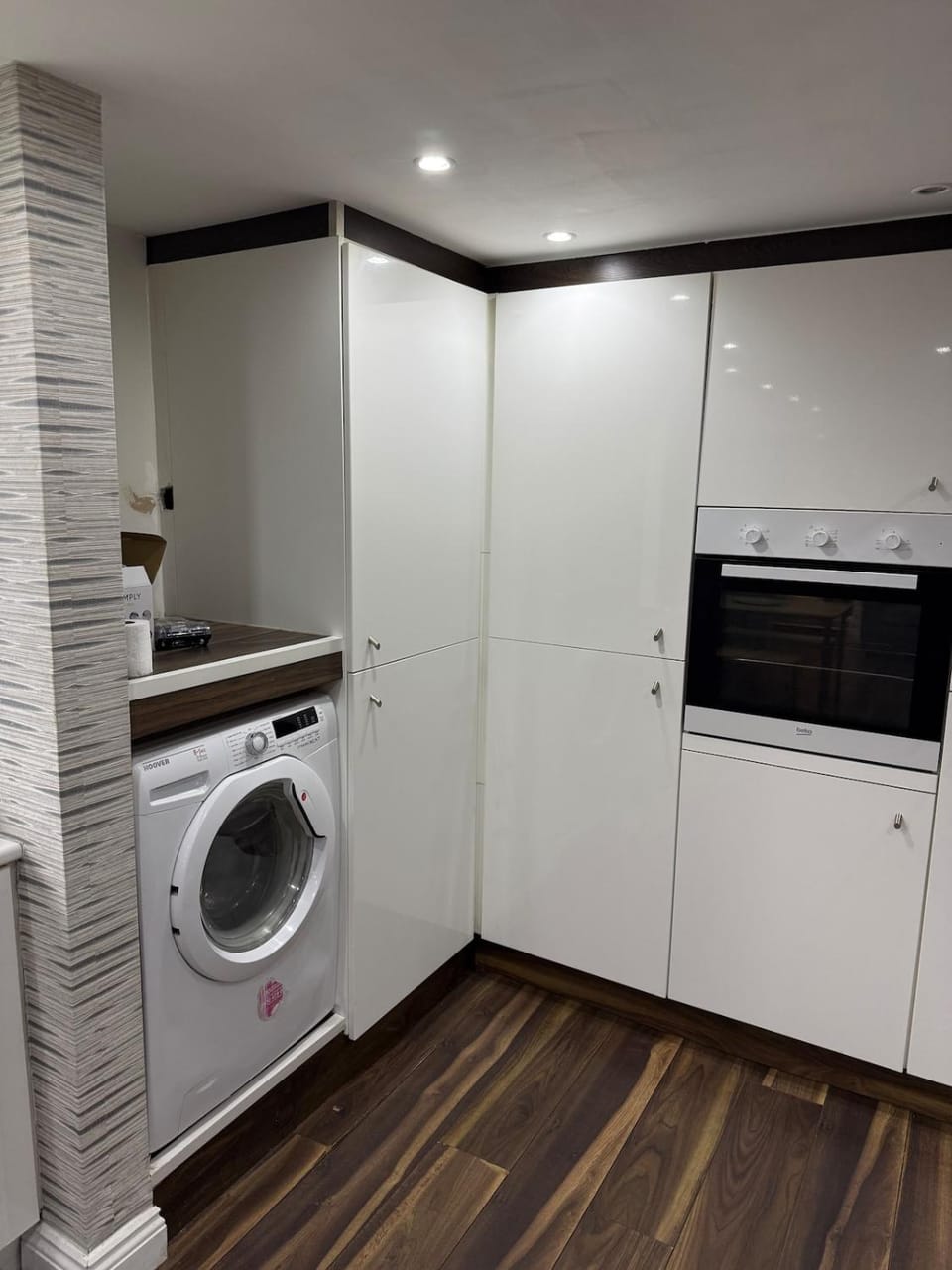 Kitchen or kitchenette, oven, washing machine