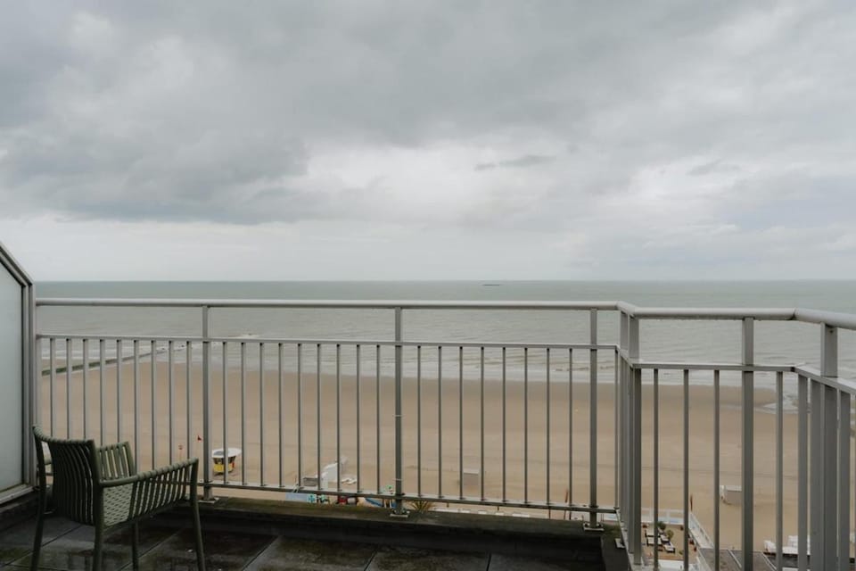 Stylish Stay with Stunning Ocean Views Apartment in Flanders