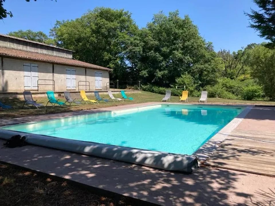 Spacieuse maison avec piscine partagée à Razès House in Nouvelle-Aquitaine