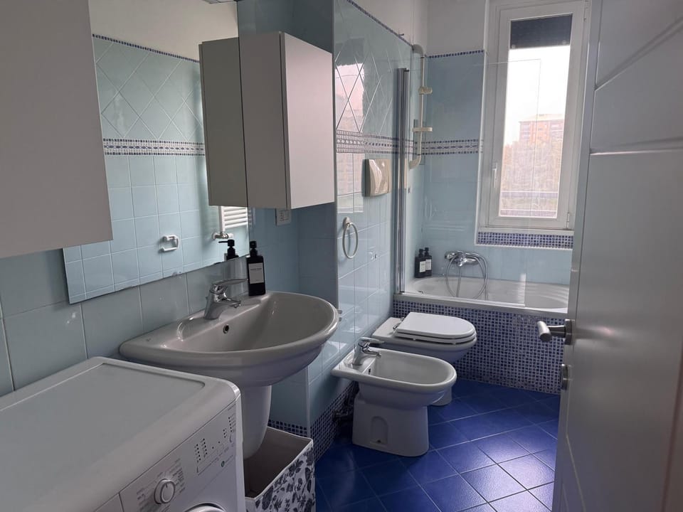 Urban Lodge - 10 Mins CityCenter - Milano Apartment in Milan