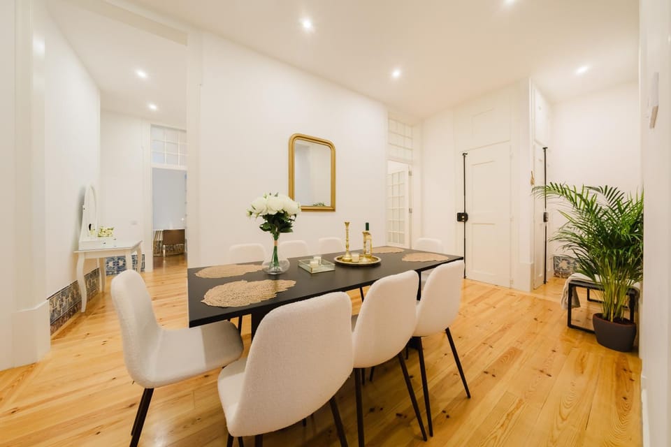 Heart of Lisbon Luxe Stay for 10 Apartment in Lisbon