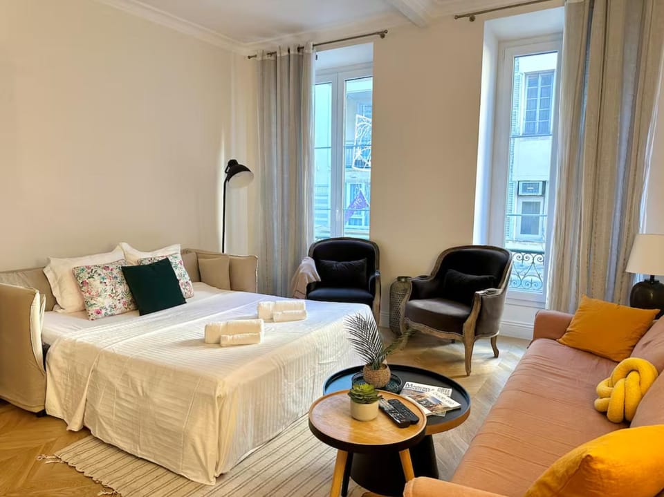 Bed, Living room