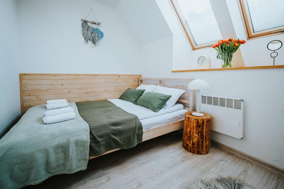 Bed, Photo of the whole room, Bedroom, towels