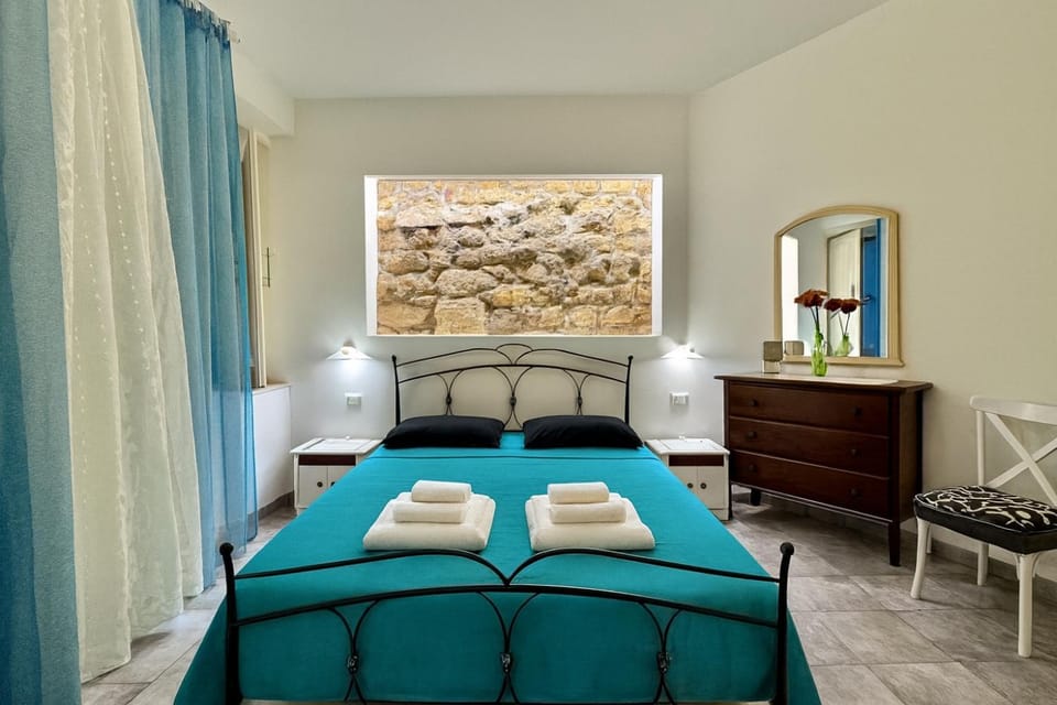 Photo of the whole room, towels
