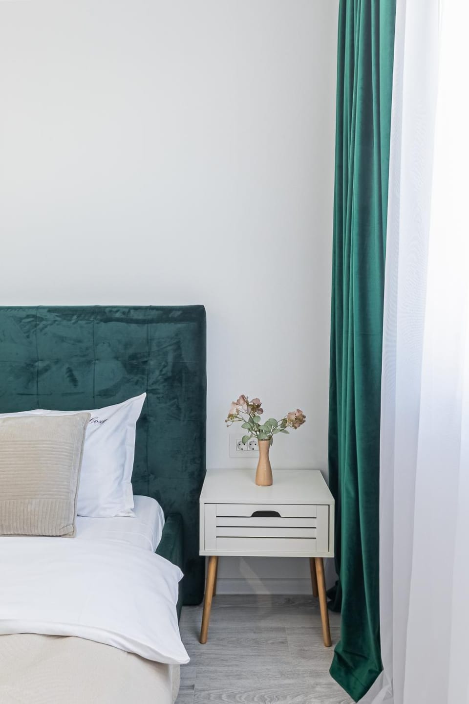 Bed, Living room, Photo of the whole room, Seating area, Bedroom
