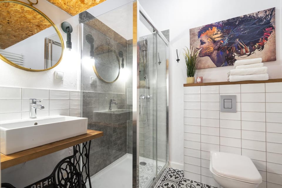 Shower, Toilet, Bathroom, Bath, towels