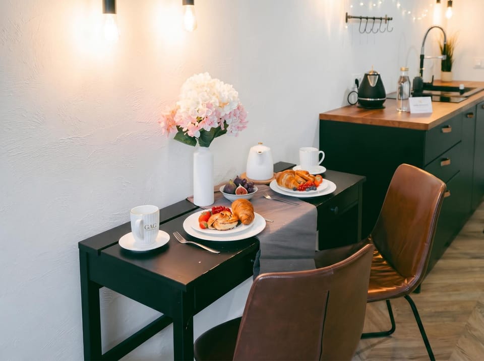 Coffee/tea facilities, Kitchen or kitchenette, Food and drinks, Dining area, Food, Breakfast, Continental breakfast