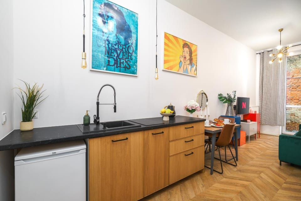 Kitchen or kitchenette, minibar, stove