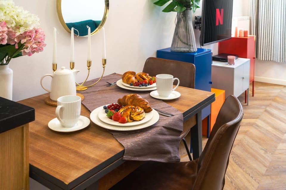 Food and drinks, Dining area, Food, Breakfast, Continental breakfast, Lunch, Dinner
