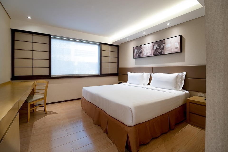 Photo of the whole room, Bedroom