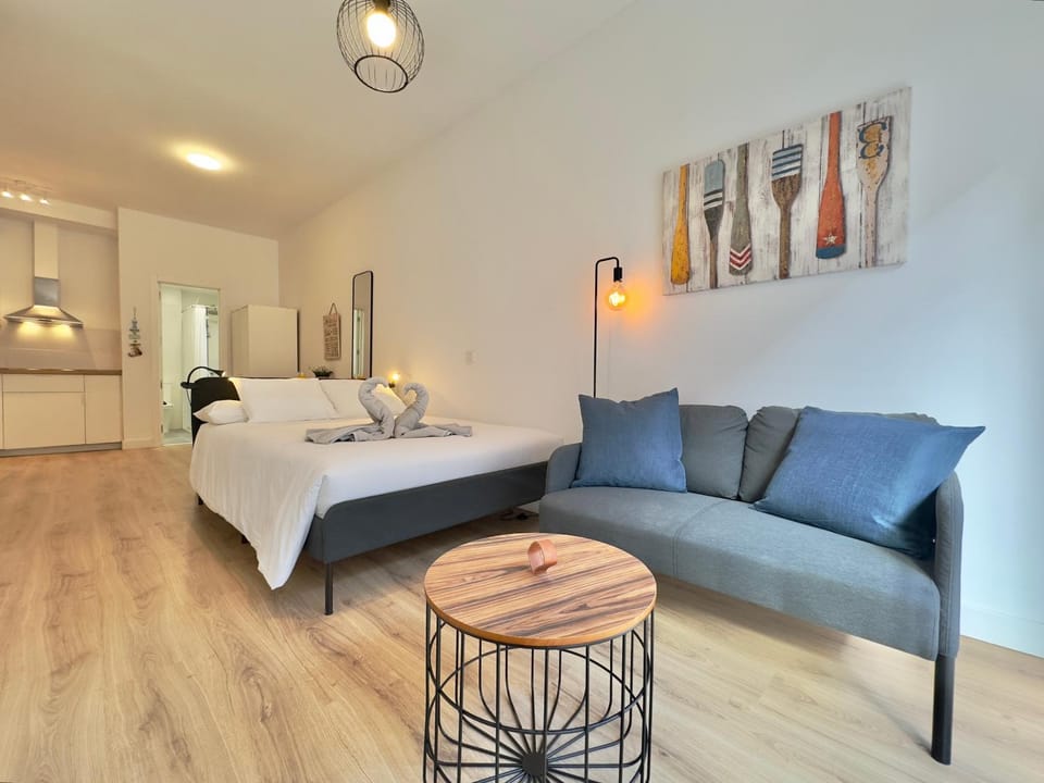 Bed, Living room