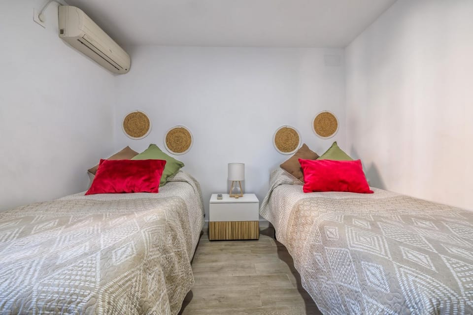 Bed, Photo of the whole room, Bedroom, air conditioner