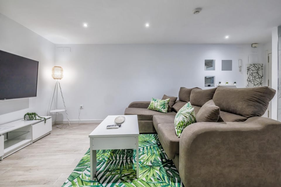 Communal lounge/ TV room, TV and multimedia, Living room, Seating area, Evening entertainment