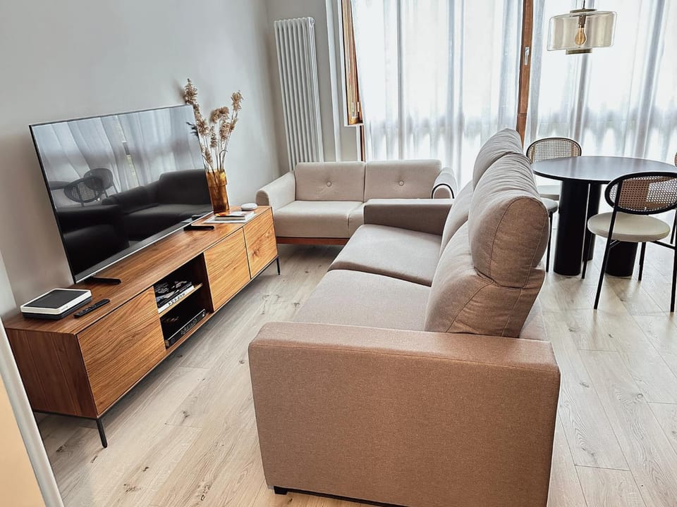 Communal lounge/ TV room, TV and multimedia, Living room, Seating area