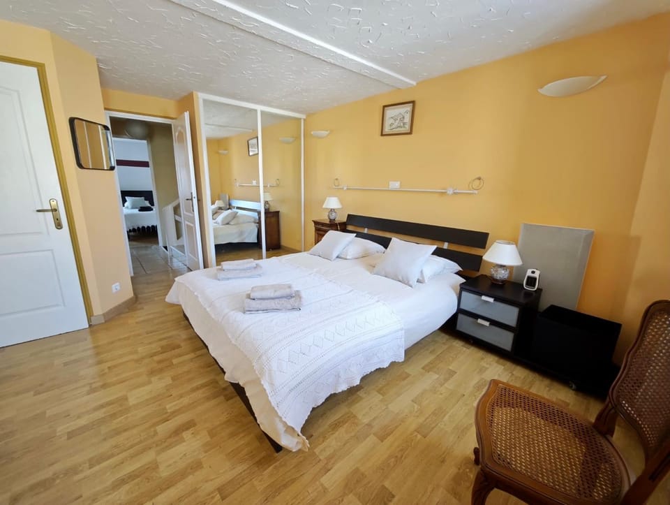 Bed, Photo of the whole room, Bedroom, wardrobe