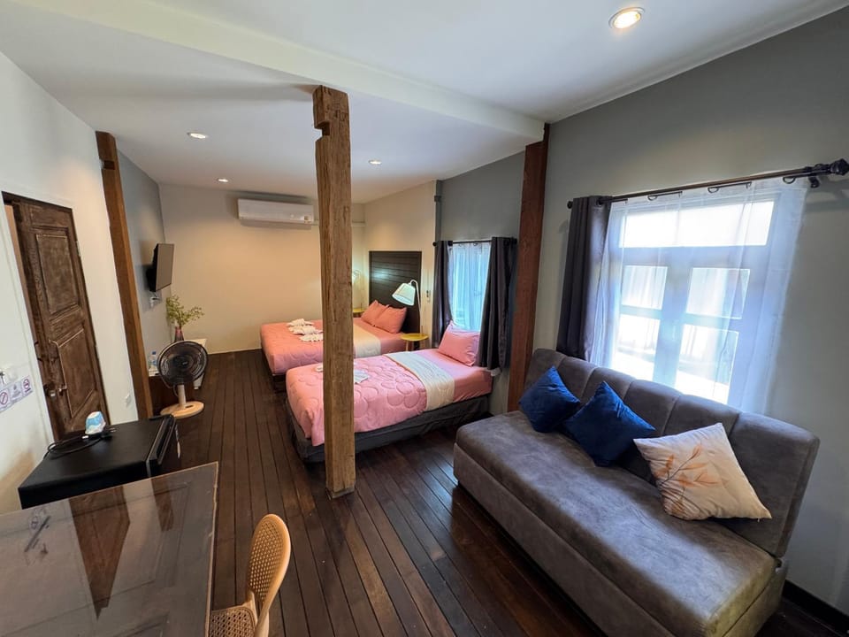 Bed, Living room, Photo of the whole room, Seating area, Bedroom
