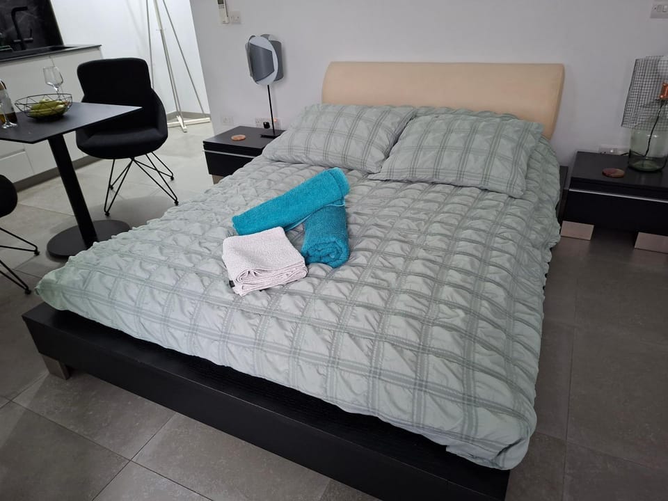 Bed, Bedroom, towels