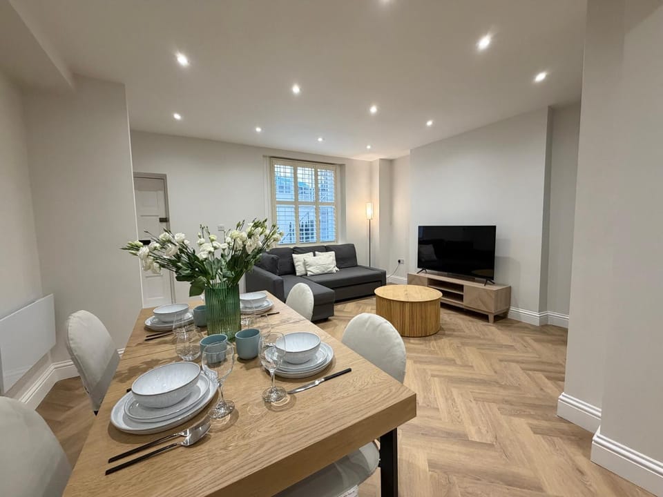 TV and multimedia, Living room, Seating area, Dining area