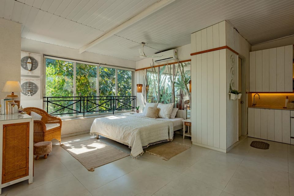 Bed, Photo of the whole room, Bedroom, fireplace, wardrobe, air conditioner