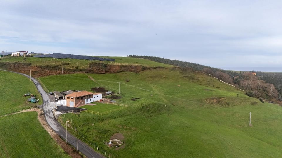 Property building, Spring, Off site, Natural landscape, Sea view, Location, Sunrise