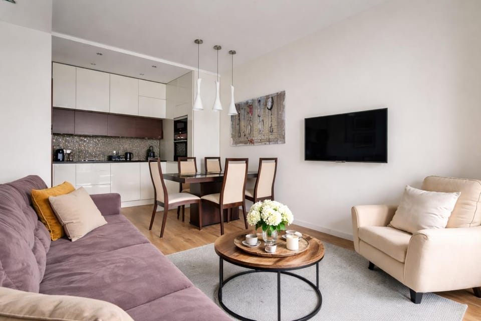 TV and multimedia, Kitchen or kitchenette, Living room, Seating area, Dining area
