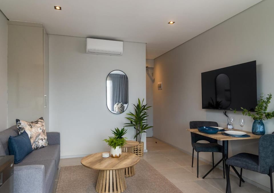 TV and multimedia, Living room, Seating area, Dining area, air conditioner