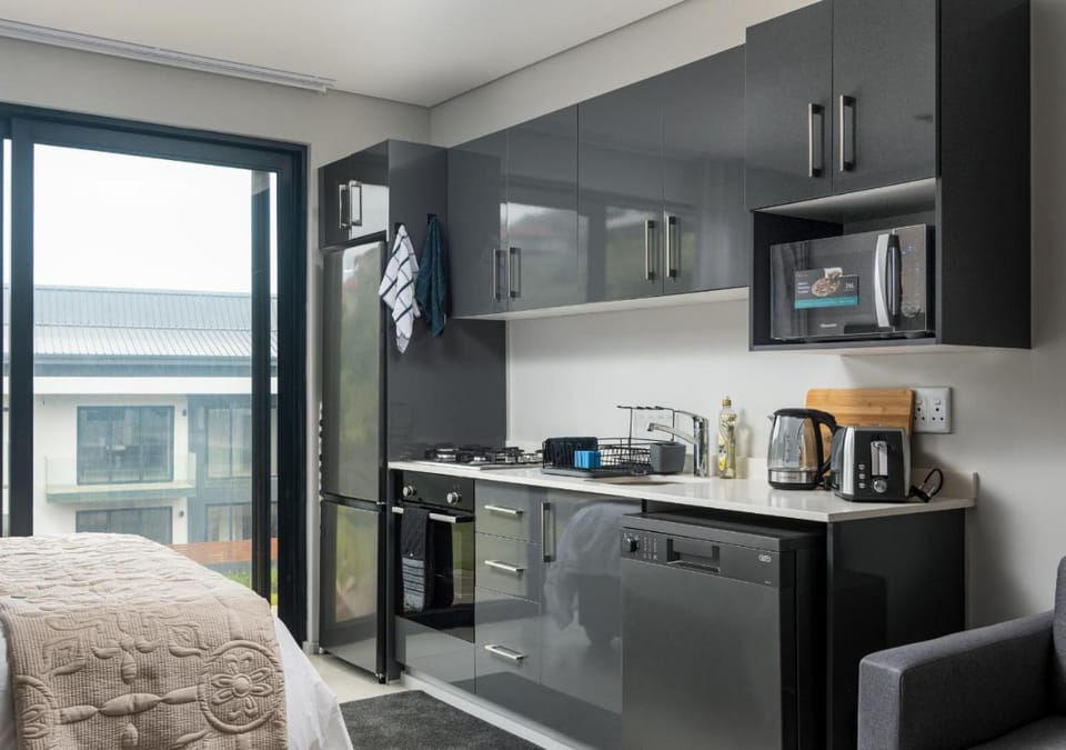 Bed, Kitchen or kitchenette, Photo of the whole room, Bedroom, oven, stove, toaster