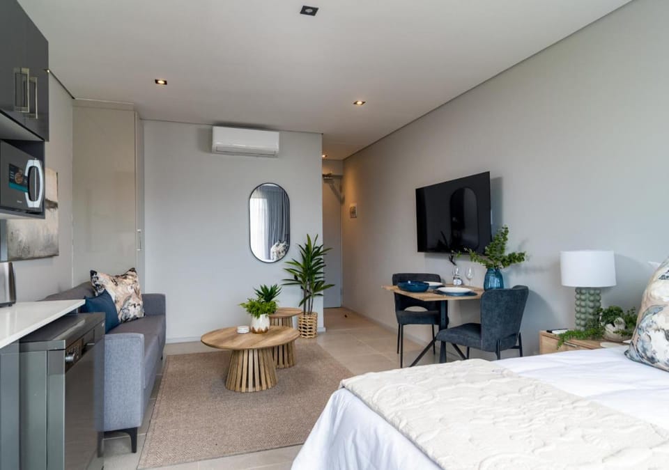 Bed, TV and multimedia, Living room, Photo of the whole room, Seating area, Bedroom, air conditioner
