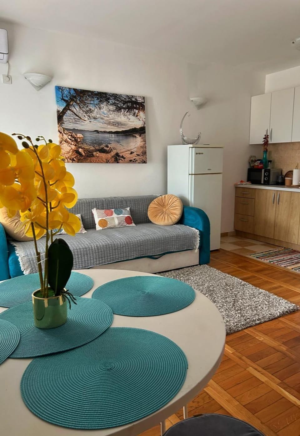 Kitchen or kitchenette, Living room, Seating area, Dining area