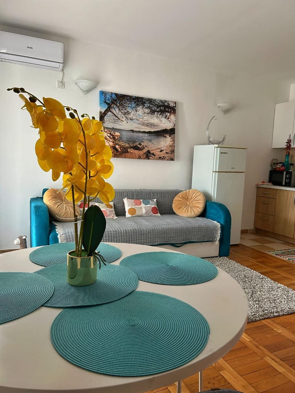 Seating area, Dining area