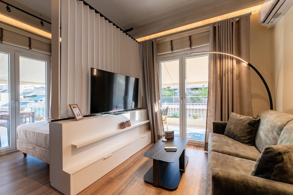 Bed, TV and multimedia, Living room, Photo of the whole room, Seating area, Evening entertainment, Bedroom