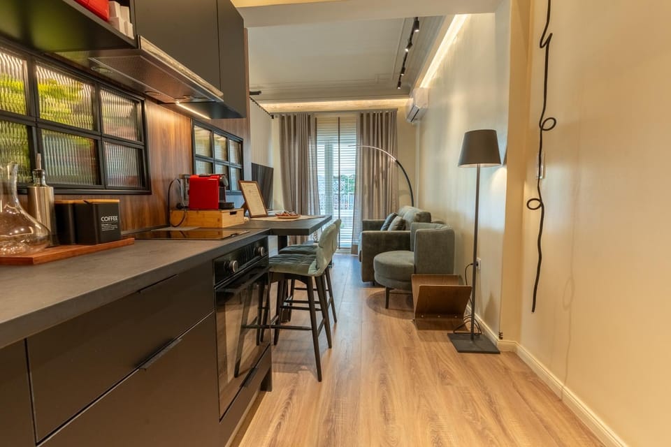 Kitchen or kitchenette, Living room, Seating area, Dining area, minibar, oven
