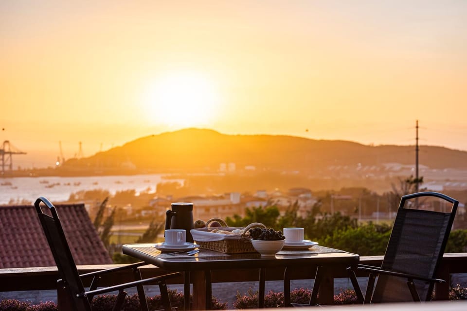 Day, Natural landscape, Dining area, Sea view, Sunrise