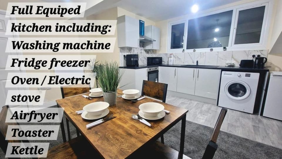 Kitchen or kitchenette, Dining area, stove, toaster, washing machine