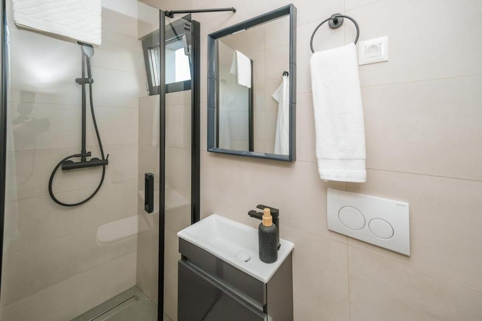LuxStay Apartments APT2 - Private Parking Apartment in City of Zagreb