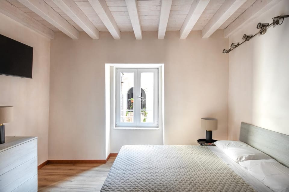 Bed, TV and multimedia, Photo of the whole room, Bedroom