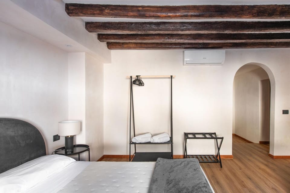 Seating area, Bedroom, air conditioner
