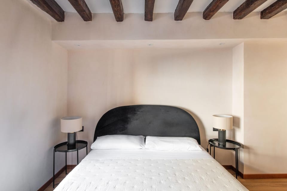 Photo of the whole room, Bedroom