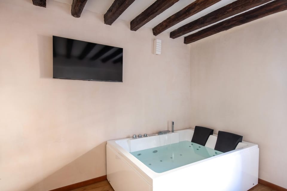 Bed, Hot Tub, Bedroom