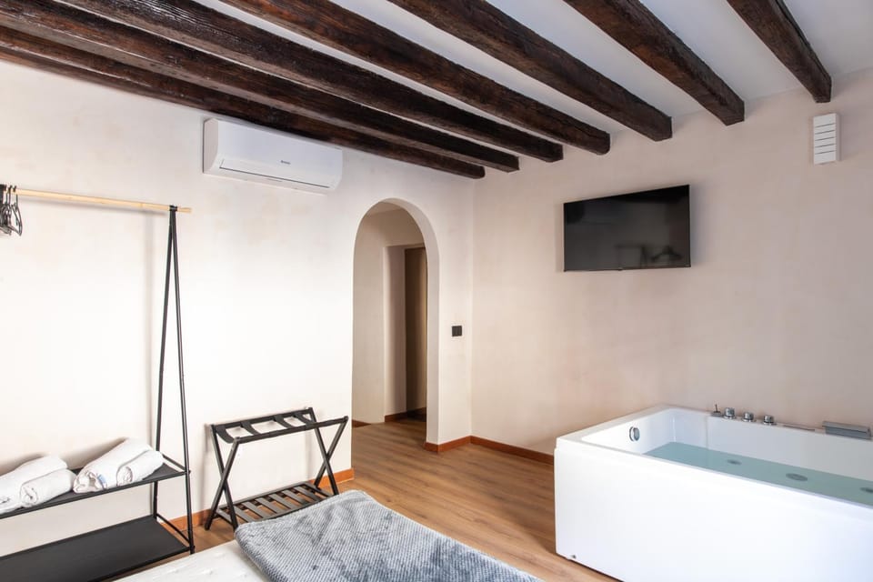 Bed, Photo of the whole room, Bedroom, air conditioner