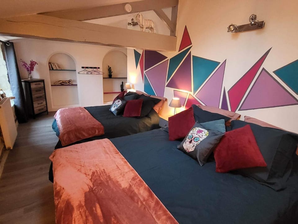 Photo of the whole room, Bedroom