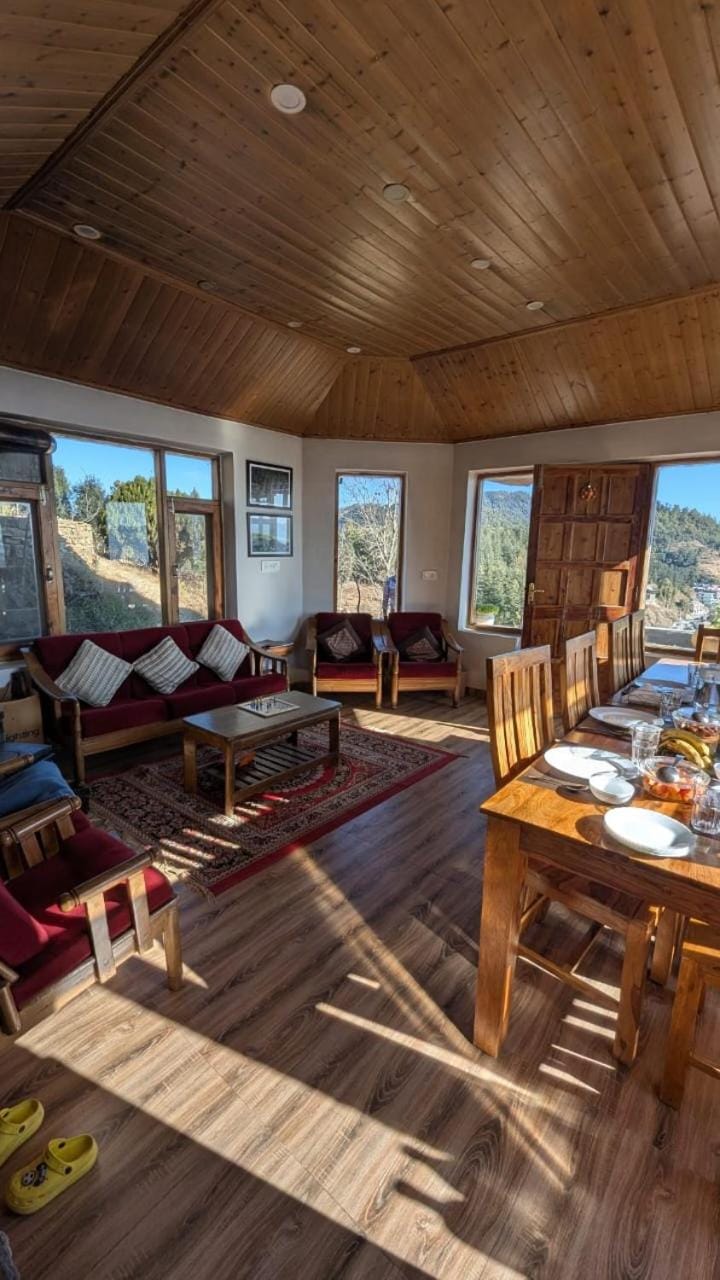 Restaurant/places to eat, Dining area