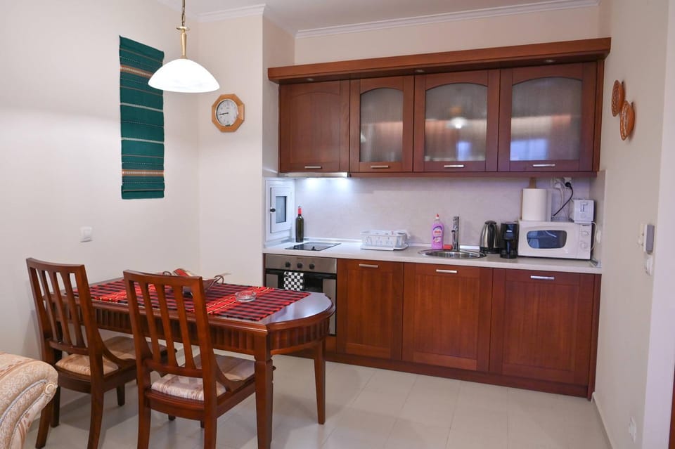Coffee/tea facilities, Kitchen or kitchenette, Dining area, oven, stove, toaster