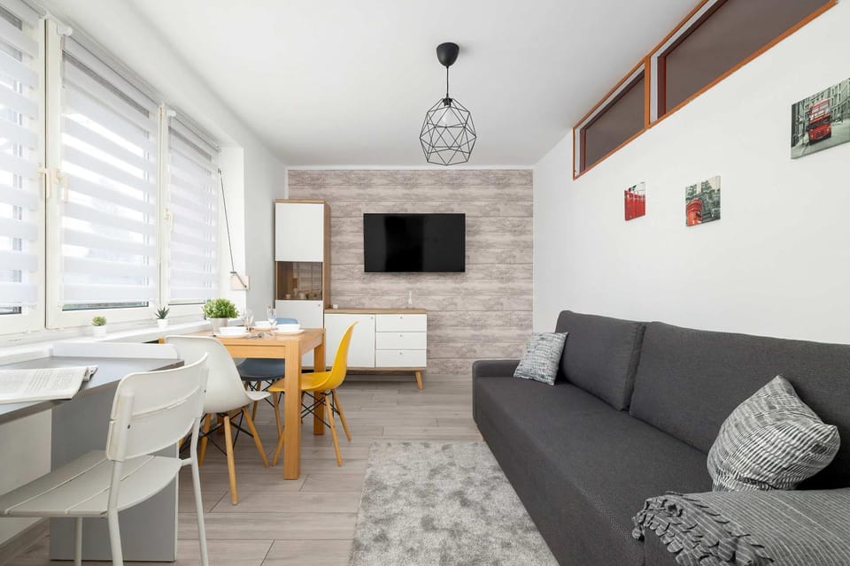 TV and multimedia, Living room, Seating area, Evening entertainment