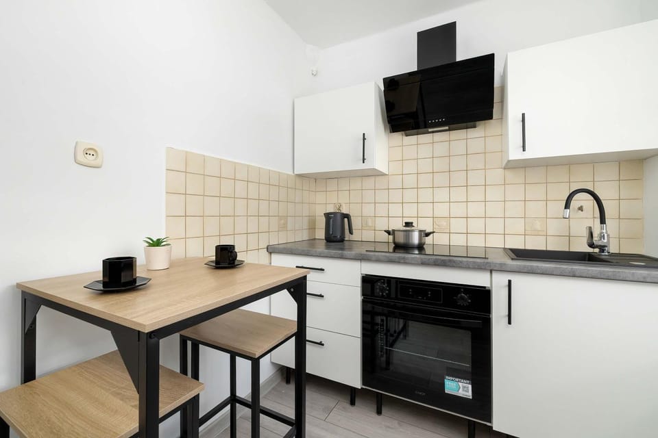 Coffee/tea facilities, Kitchen or kitchenette, oven, stove