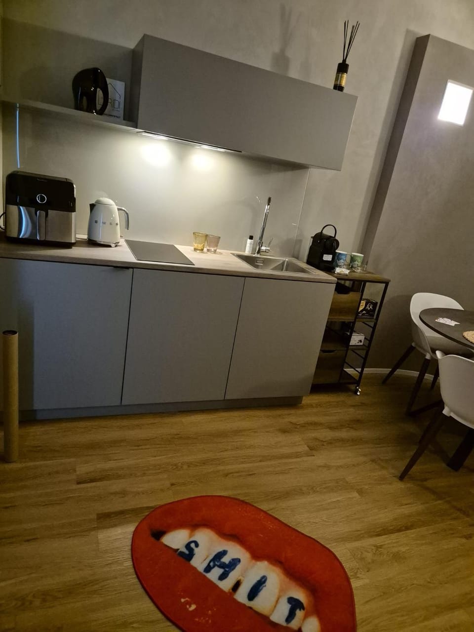 Coffee/tea facilities, Kitchen or kitchenette, Dining area, stove